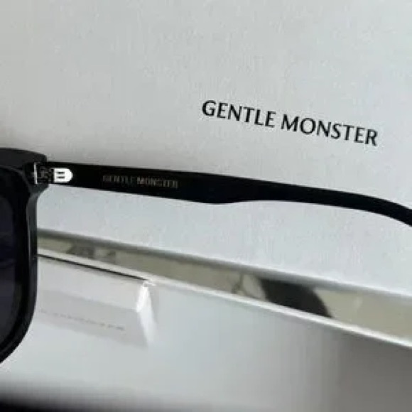 Gentle Monster FRIDA Black Square Sunglasses Classic Dark Lens